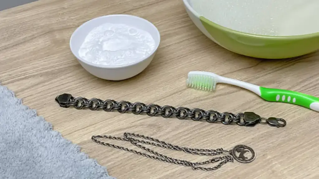 A home method for cleaning silver jewelry using baking soda and soapy water