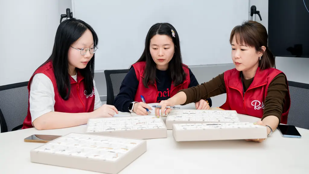 Meeting to discuss jewelry production arrangements
